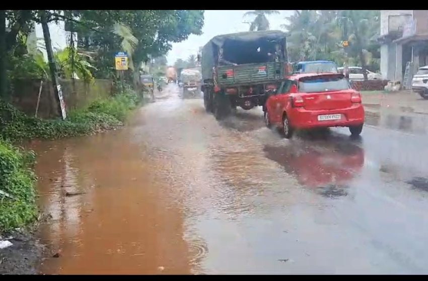  കെ എസ് ടി പി റോഡിൽ താവം പ്രീമിയർ പ്ലൈവുഡ് ബസ്സ് സ്റ്റോപ്പിന് സമീപം റോഡിൽ വെള്ളക്കെട്ട് രൂക്ഷം