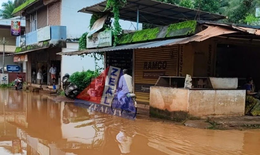  കനത്ത മഴയിൽ പാപ്പിനിശ്ശേരി പട്ടികജാതി നഗർ പഞ്ചായത്ത് റോഡ് വെള്ളത്തിനടിയിലായി