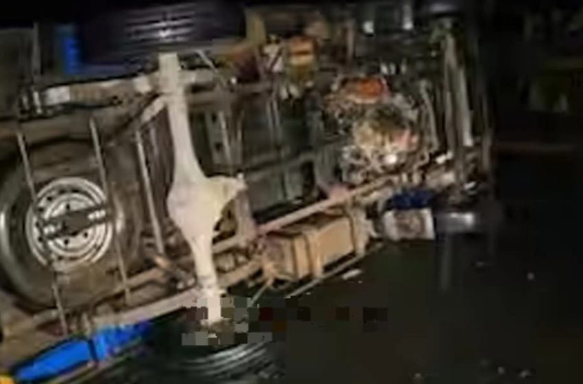  പിക്കപ്പ് വാൻ നിയന്ത്രണം വിട്ട് മറിഞ്ഞു;  ഡ്രൈവറും ക്ലീനറും അത്ഭുതകരമായി രക്ഷപ്പെട്ടു