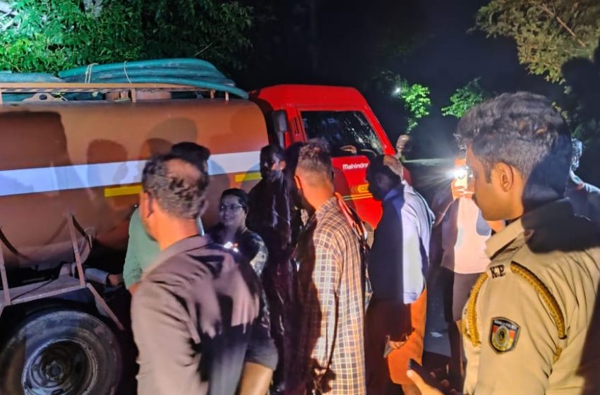  ഓടക്കടവ് വയക്കര റോഡിലെ വയലിൽ കക്കൂസ് മാലിന്യം തള്ളിയ ലോറി നാട്ടുകാർ പിടികൂടി