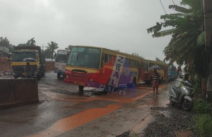  ദേശീയപാതയിൽ ബക്കളത്ത് ലോറി കുഴിയിൽ വീണു; ഏറെനേരം ഗതാഗതം തടസ്സപ്പെട്ടു