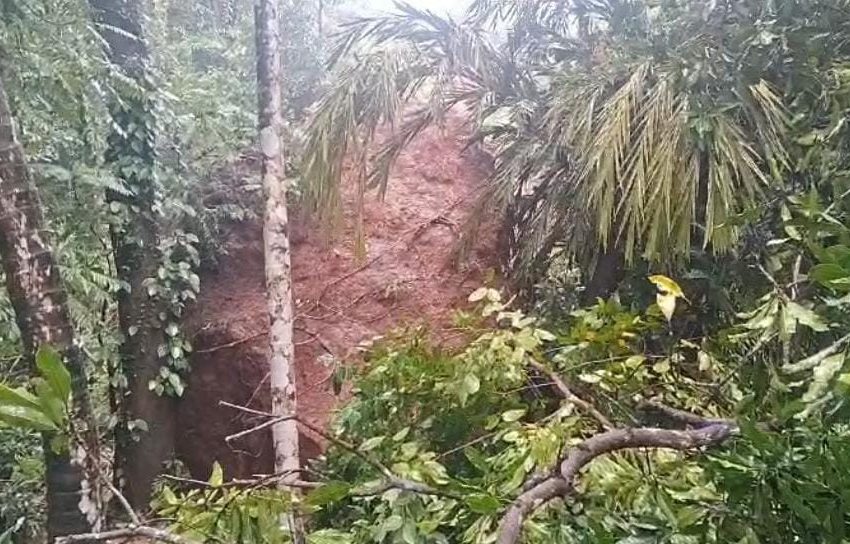  ചെറുകുന്ന് കുന്നനങ്ങാട് കുന്നിൻ മതിലകം ശിവ ക്ഷേത്രത്തിന്റെ അടുത്തുള്ള കുന്നിടിഞ്ഞു വീണു