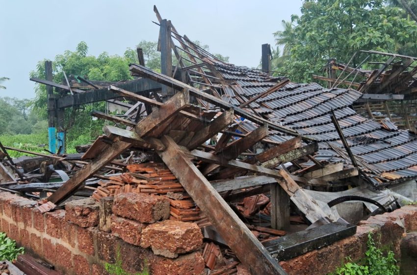  കനത്ത മഴയിൽ കണ്ണപുരം പാലത്തിന് സമീപം മരമിൽ  തകർന്ന് നിലംപൊത്തി