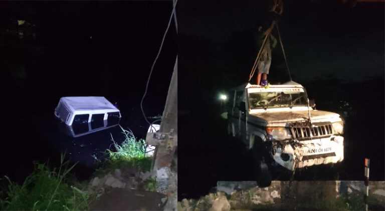  തിരുവനന്തപുരത്ത് പൊലീസ് ജീപ്പ് പുഴയിലേക്ക് മറിഞ്ഞു