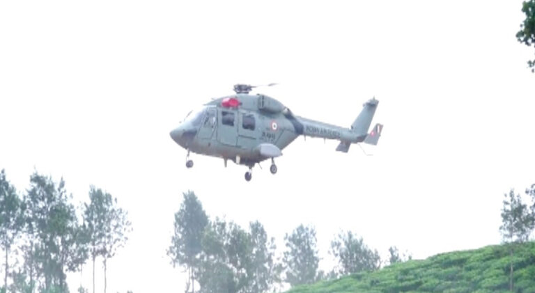  ചൂരൽമല ദുരന്തത്തിൽ എയര്‍ഫോ‍ഴ്‌സ് ഹെലികോപ്റ്റർ എത്തി രക്ഷാപ്രവർത്തനം തുടങ്ങി