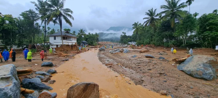  മുണ്ടക്കൈ പുഴയില്‍ മലവെള്ളപ്പാച്ചില്‍;  വീണ്ടും ഉരുള്‍പൊട്ടി