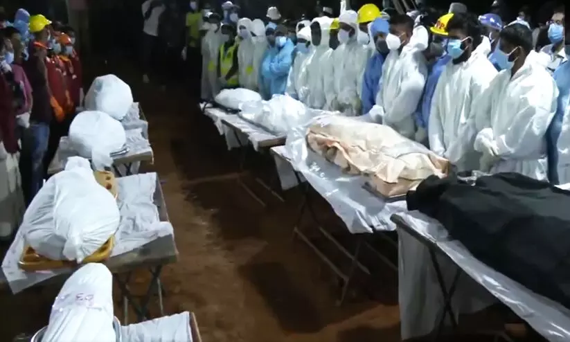  മുണ്ടക്കൈ ഉരുൾപൊട്ടൽ ദുരന്തത്തിൽ മരിച്ചവരിൽ തിരിച്ചറിയാത്ത എട്ടു പേരുടെ മൃതദേഹങ്ങൾ സംസ്കരിച്ചു