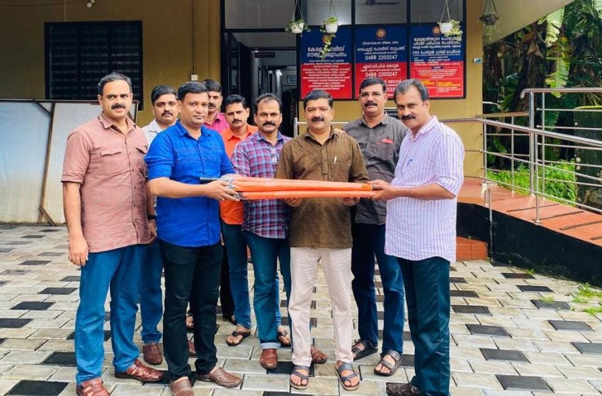  വയനാട്ടിലെ ദുരന്ത ഭൂമിയിൽ ജോലി ചെയ്യുന്ന പോലീസ് ഉദ്യോഗസ്ഥർക്ക് കുട നൽകി