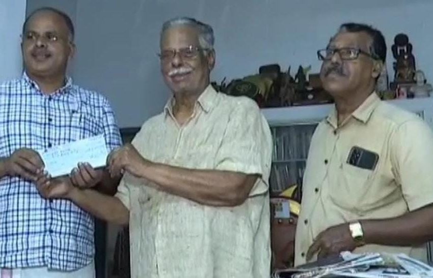  കഥാകൃത്ത് ടി പത്മനാഭൻ മുഖ്യമന്ത്രിയുടെ ദുരിതാശ്വാസ നിധിയിലേക്ക് 5 ലക്ഷം രൂപ നൽകി