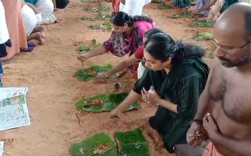  പിതൃസ്മരണയിൽ പ്രാര്‍ത്ഥനയോടെ വിശ്വാസികൾ കര്‍ക്കിടക വാവ് നാൾ ബലി തർപ്പണം നടത്തി