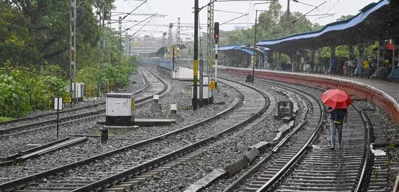  ഇന്ത്യക്കും ബംഗ്ലാദേശിനുമിടയിലുള്ള എല്ലാ ട്രെയിൻ സർവീസുകളും അനിശ്ചിതകാലത്തേക്ക് നിർത്തിവെച്ചതായി ഇന്ത്യൻ റെയിൽവേ