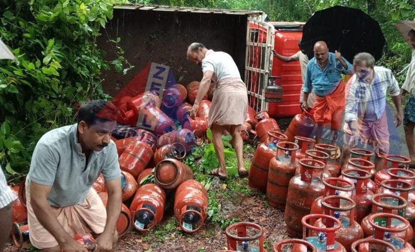  പട്ടുവത്ത് നിറച്ച ഗ്യാസ് സിലണ്ടർ കയറ്റി  പോകുകയായിരുന്ന മിനിലോറി മറിഞ്ഞു