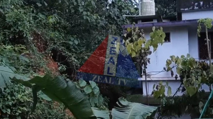  മുല്ലക്കൊടിയിൽ വീടിന് അടുക്കളഭാഗം  കുന്നിടിഞ്ഞു; ആളഭായമില്ല