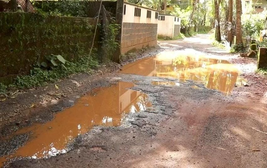  പഴയങ്ങാടി കോഴി ബസാർ പുതിയങ്ങാടി റോഡ് തകർന്ന് ചെളിക്കുളമായി മാറി