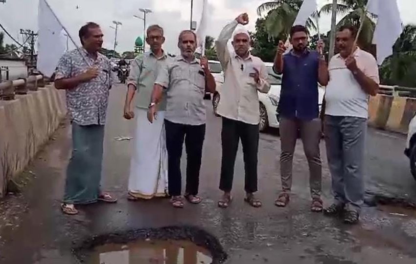 കുഴികൾ നിറഞ്ഞ് യാത്ര; പാപ്പിനിശ്ശേരി കെ.എസ്.ടി.പി. റോഡിൽ വിവിധ സംഘടനകളുടെ പ്രതിഷേധം