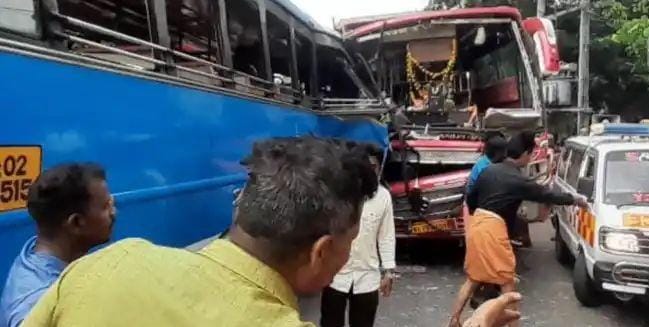  പാലക്കാട് ചിറ്റൂരില്‍ സ്വകാര്യ ബസുകള്‍ കൂട്ടിയിടിച്ച്‌ മുപ്പതോളം പേർക്ക് പരിക്കേറ്റു