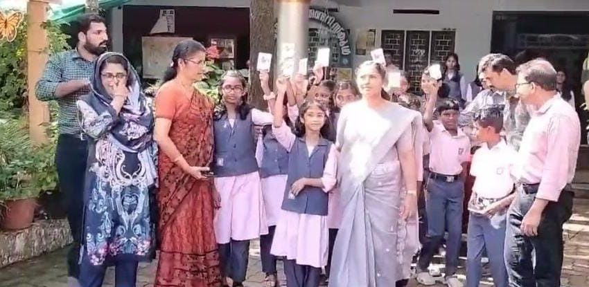  സ്റ്റുഡൻ്റ്സ് സേവിംഗ് സ്കീം ചൊവ്വ ഹയർ സെക്കൻഡറി   സ്കൂളിൽ ആരംഭിച്ചു; പ്രിൻസിപ്പൽ പി.കെ സരിത പാസ്ബുക്ക് വിദ്യാർത്ഥികൾക്ക് നൽകി