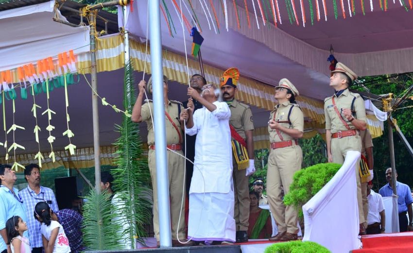  എഴുപത്തി എട്ടാം സ്വാതന്ത്ര്യദിനാ ഘോഷത്തിൽ കണ്ണൂരിൽ കലക്ടറേറ്റ് മൈതാനിയിൽ മന്ത്രി രാമചന്ദ്രൻ കടന്നപ്പള്ളി പതാക ഉയർത്തി