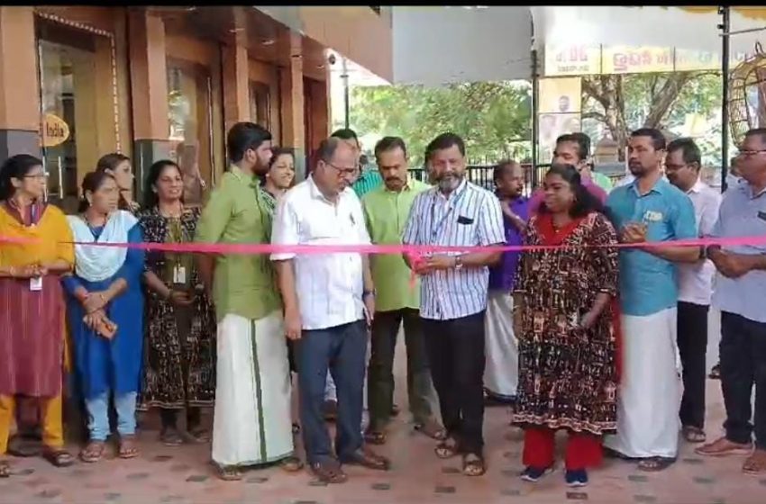  ഓണം മേള 2024ൻ്റെ ഭാഗമായി കണ്ണൂർ ജില്ലാ ഖാദി ഗ്രാമ വ്യവസായ യൂണിറ്റുകളുടെ വിപണന സ്റ്റാളുകളുടെ ഉദ്ഘാടനം നടന്നു