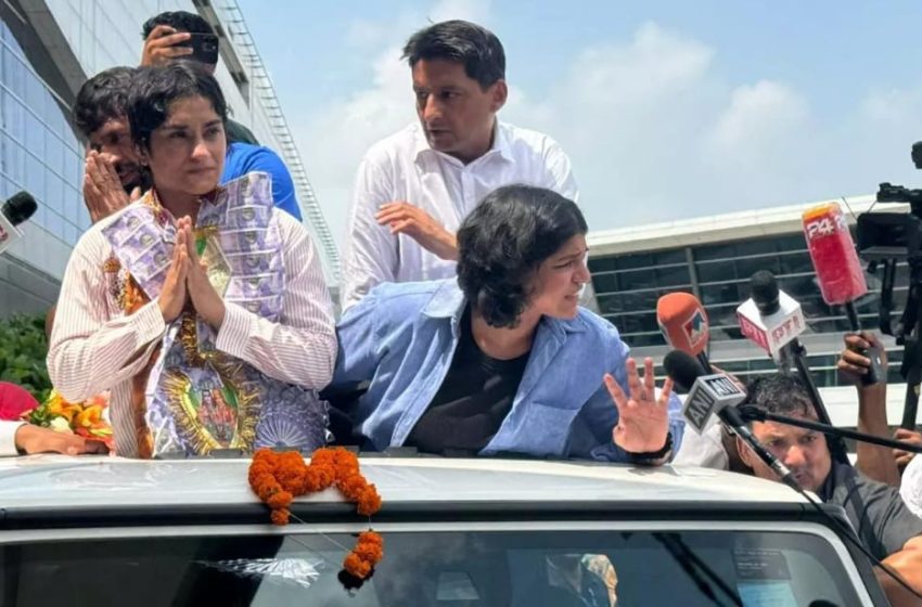  പാരിസ് ഒളിംപിക്സിലെ നിരാശയ്ക്ക് പിന്നാലെ ഡൽഹി വിമാനത്താവളത്തിൽ വിനേഷ് ഫോഗട്ടിന് വൻ സ്വീകരണം