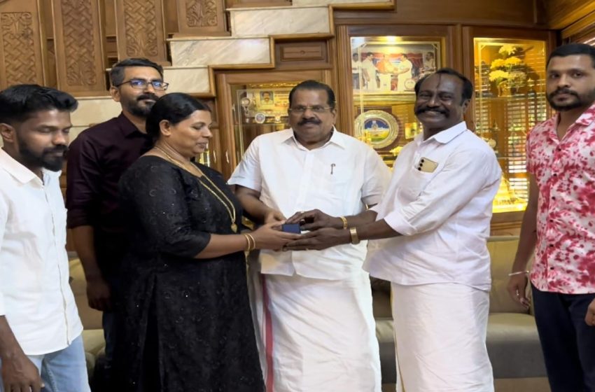  സ്നേഹ വീട് നിർമാണ ഫണ്ടിലേക്ക് അരോളിയിലെ മാവേലി സുധാകരൻ ഗുരുക്കൾ സ്വർണ്ണ മോതിരം നൽകി