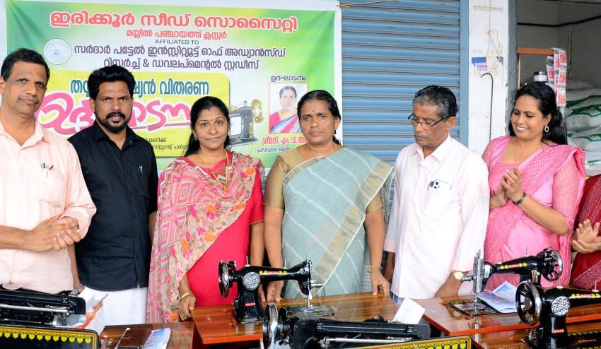  വനിതകൾക്ക് അമ്പതു ശതമാനം സബ്‌സിഡി നിരക്കിൽ തയ്യൽ മിഷ്യൻ വിതരണം ചെയ്തു