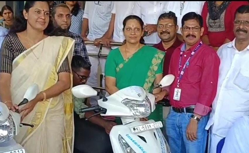  ഭിന്നശേഷിക്കാർക്ക് സൈഡ് വീൽ ഘടിപ്പിച്ച സ്കൂട്ടറിന്റെ വിതരണം ജില്ലാ പഞ്ചായത്ത് പ്രസിഡണ്ട് പി പി ദിവ്യ നിർവ്വഹിച്ചു