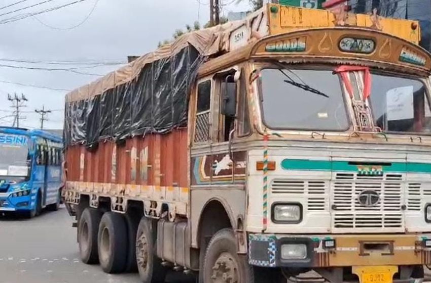  ഡീസൽ തീർന്നതോടെ ചരക്ക് ലോറി പഴയങ്ങാടി എരിപുരം ട്രാഫിക് സർക്കിളിൽ കുടുങ്ങി