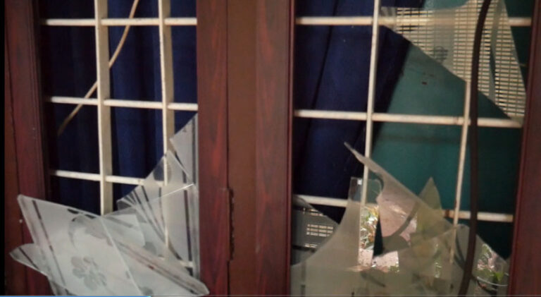  തൃശൂരിൽ ഭർത്താവിന്റെ ഭീഷണിയെ തുടർന്ന് യുവതി ആത്മഹത്യ ചെയ്ത സംഭവം; പ്രതികളുടെ വീടിനുനേരെ ആക്രമണം