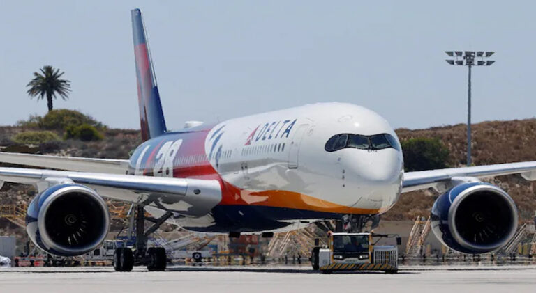  യുഎസ്സിൽ വിമാനത്തിന്റെ ടയർ പൊട്ടിത്തെറിച്ച് രണ്ട് തൊഴിലാളികൾ മരിച്ചു