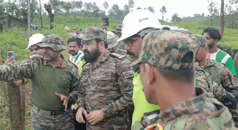  വയനാടിന് മൂന്ന് കോടിയുടെ സഹായം പ്രഖ്യാപിച്ച് മോഹന്‍ലാലിന്റെ നേതൃത്വത്തിലുള്ള വിശ്വശാന്തി ഫൗണ്ടേഷന്‍