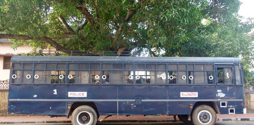  കോഴിക്കോട് വടകരയിൽ പൊലീസ് വാഹനമിടിച്ച് വയോധികൻ മരിച്ചു