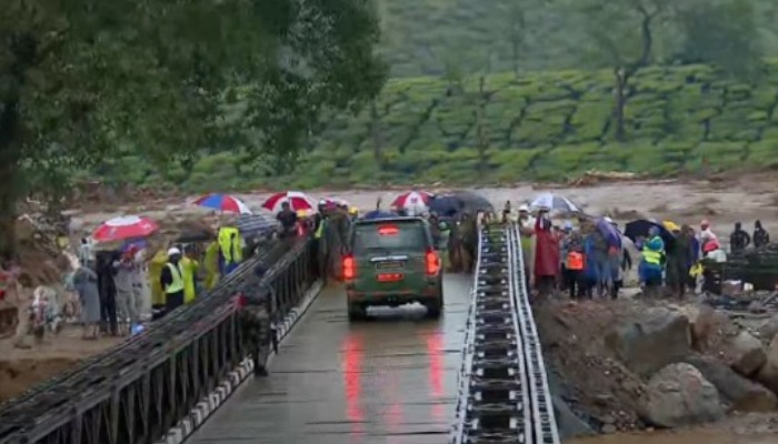  മുണ്ടൈക്കയിലേക്ക് കടക്കാനുള്ള ബെയ്‌ലി പാലം ഇന്ത്യന്‍ സൈന്യം പൂര്‍ണ സജ്ജമാക്കി