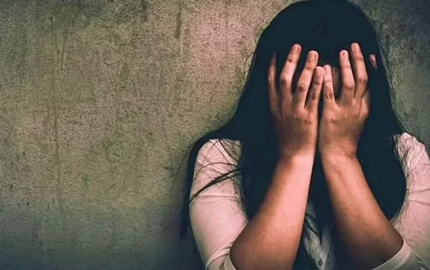  തേനി ജില്ലയിൽ പഠിക്കുന്ന യുവതിയെ ഒരു സംഘം തട്ടിക്കൊണ്ടുപോയി ലൈംഗികമായി പീഡിപ്പിച്ചതായി പരാതി