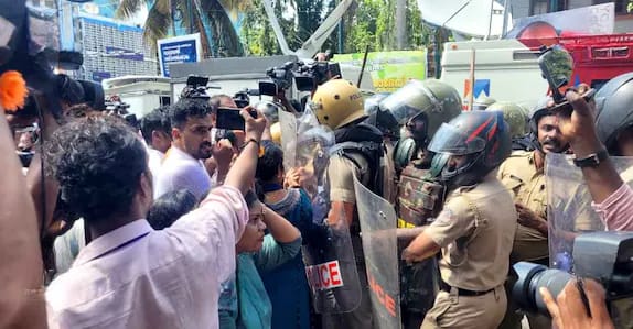  സംസ്ഥാനത്തെ വിവിധ ജില്ലകളിൽ യൂത്ത് കോൺ​ഗ്രസ് നടത്തിയ പ്രതിഷേധ മാർച്ചിനിടെ സംഘർഷം