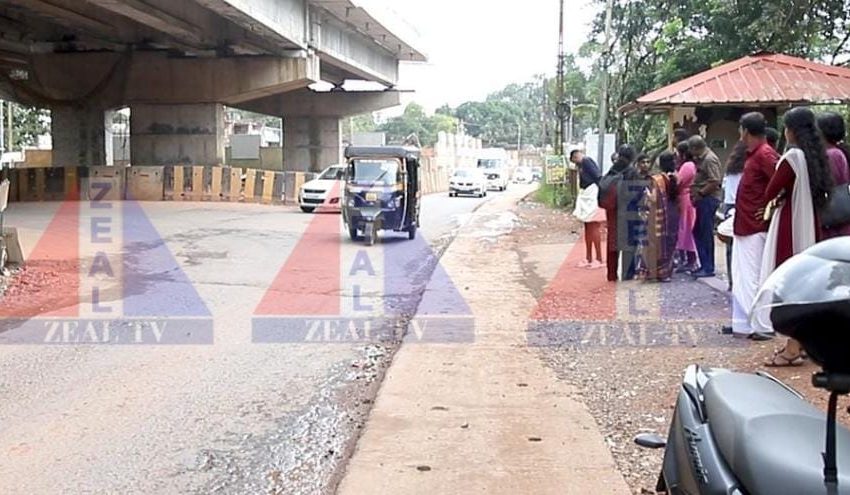  ധർമ്മശാലയിൽ മാസങ്ങളായി ബസ്സ് കാത്തിരിപ്പ് കേന്ദ്രം ഇല്ല; ബുദ്ധിമുട്ടില്ലായി യാത്രക്കാർ