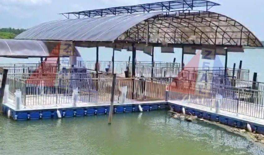  വളപട്ടണം പുഴയിൽ പാറക്കലിൽ സ്ഥാപിച്ച ഫ്ലോട്ടിങ് ബ്രിഡ്ജ് ഒരു വർഷം കഴിഞ്ഞിട്ടും ഉദ്ഘാടനം ചെയ്തില്ല
