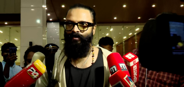  പീഡന പരാതി നിയമപരമായി നേരിടും; ലൈം​ഗീ​കാ​രോ​പ​ണം നേ​രി​ടു​ന്ന ന​ട​ൻ ജ​യ​സൂ​ര്യ കൊ​ച്ചി​യി​ൽ മ​ട​ങ്ങി​യെ​ത്തി