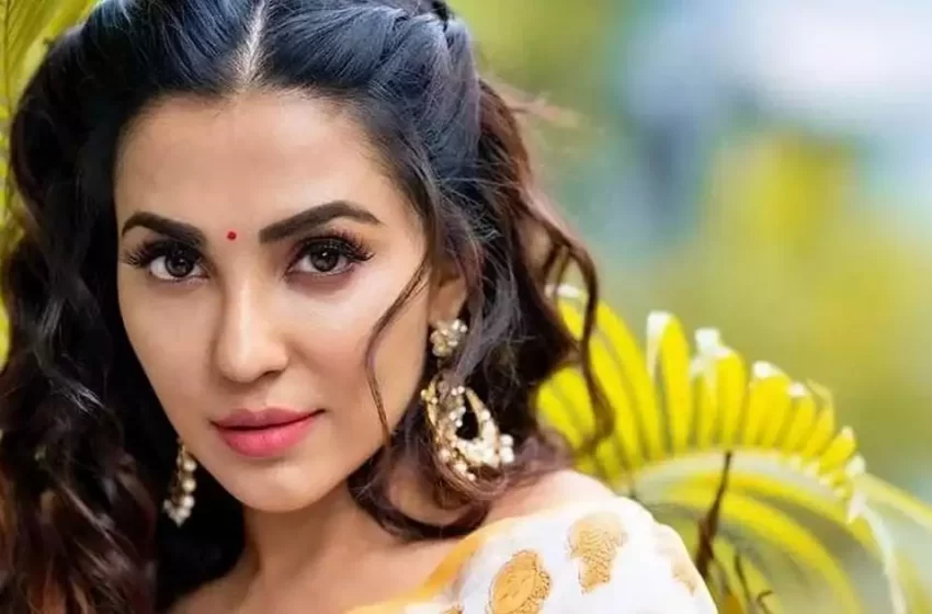  വീട്ടുജോലിക്കാരനെ മർദിച്ചെന്ന പരാതിയിൽ നടി പാർവതി നായർക്കെതിരെ കേസ്