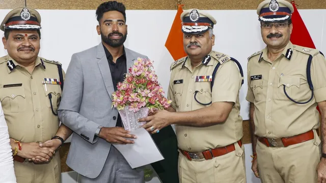  കളിക്കളത്തിൽ പന്ത് കൊണ്ട് മാസ്മരിക പ്രകടനം നടത്താറുള്ള മുഹമ്മദ് സിറാജ് ഇനി മുതൽ ഡിഎസ്പി സിറാജ് കൂടിയാണ്
