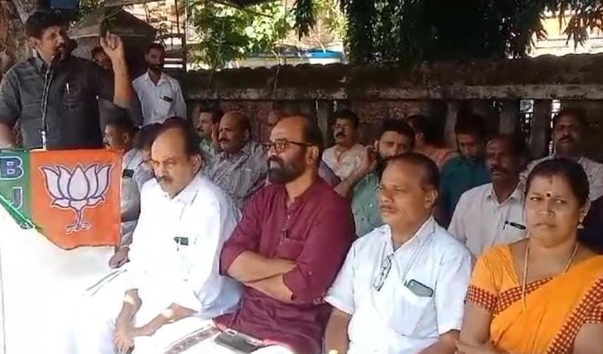  ബി.ജെ.പി കണ്ണൂർ ജില്ലകമ്മിറ്റിയുടെ നേതൃത്വത്തിൽ കലക്ടറേറ്റിനു മുൻപിൽ ധർണ നടത്തി