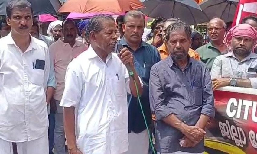  സ്വർണത്തൊഴിലാളി യൂണിയൻ ജില്ലാ കമ്മിറ്റി നേതൃത്വത്തിൽ തൊഴിലാളികൾ   ജില്ലാ ലേബർ ഓഫീസിലേക്ക് മാർച്ച് നടത്തി