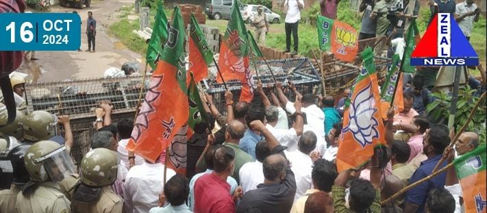  പി.പി. ദിവ്യയുടെ വീട്ടിലേക്ക് മാർച്ച്‌; മാർച്ച്‌ പോലീസ് ബാരിക്കേഡ് വെച്ച് തടഞ്ഞു