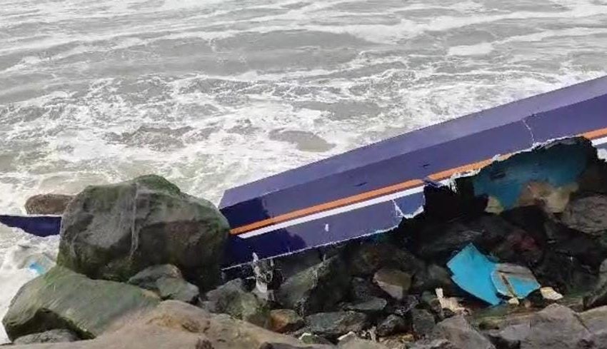  പുതിയങ്ങാടി ചൂട്ടാട് അഴിമുഖത്ത് മൽസ്യ ബന്ധനത്തിന് പോകവെ ഫൈബർ വള്ളം മറിഞ്ഞ് 12 പേർ അപകടത്തിൽപെട്ടു