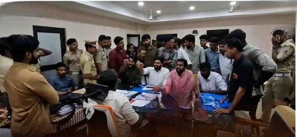  കണ്ണൂർ യൂണിവേഴ്‌സറ്റിയിലെ ഡാറ്റ ചോർച്ച ആരോപണത്തിൽ റജിസ്ട്രാറെ ഉപരോധിച്ച് എം എസ് എഫ്