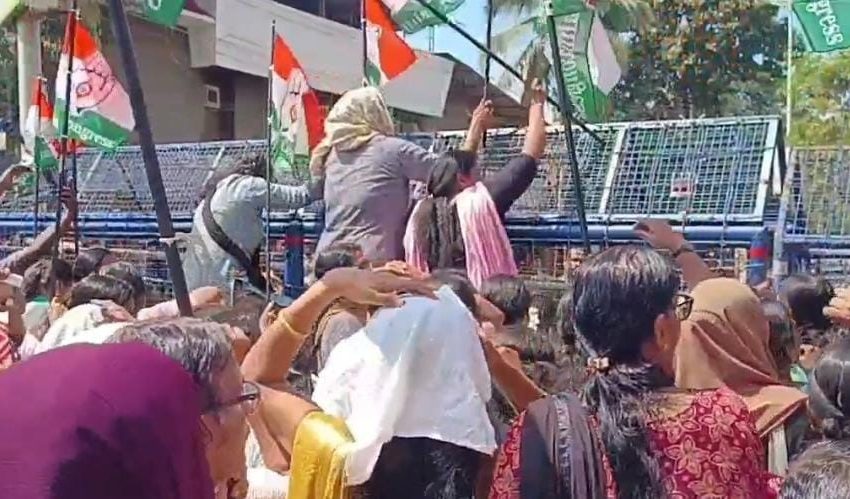  പി പി ദിവ്യ അറസ്റ്റ്; മഹിള കോൺഗ്രസ് കണ്ണൂർ ജില്ലാ കമ്മിറ്റി ടൗൺ പോലീസ് സ്റ്റേഷനിലേക്ക് മാർച്ച് നടത്തി