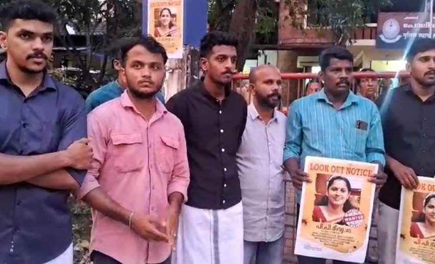  പി പി ദിവ്യക്കെതിരെ പഴയങ്ങാടി പോലീസ് സ്റ്റേഷന് മുന്നിൽ യൂത്ത് കോൺഗ്രസ്സ് പ്രതിഷേധം നടത്തി