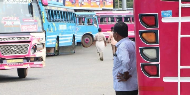  കണ്ണൂർ – തലശ്ശേരി റൂട്ടിൽ മൂന്ന് ദിവസമായി തുടരുന്ന സ്വകാര്യ ബസ് സമരം പിൻവലിച്ചു