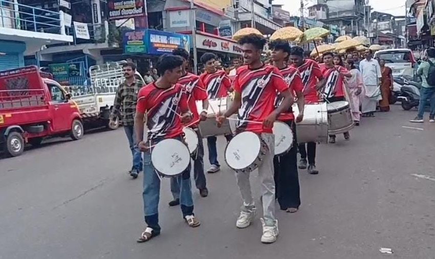  സബ്ജില്ല കലോത്സവത്തിൻ്റെ പ്രചരണാർത്ഥം ചക്കരക്കൽ ടൗണിൽ വിളംബര ഘോഷയാത്ര നടത്തി