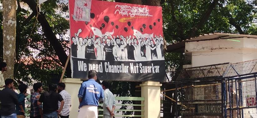  കാലിക്കറ്റ് സർവകലാശാല കാമ്പസിൽ ഗവർണർ ആരിഫ് മുഹമ്മദ് ഖാനെതിരെ പോസ്റ്റർ ഉയർത്തി എസ്.എഫ്.ഐ